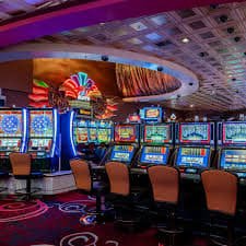 Suasana kasino online Ratu78 dengan meja baccarat dan dealer profesional untuk pemain Indonesia